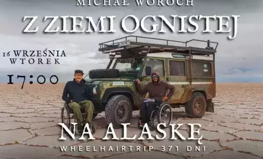 Plakat przedstawiający Michała Worocha oraz jego towarzysza podróży przy Landroverze, w tle pustynia w Ameryce Południowej.